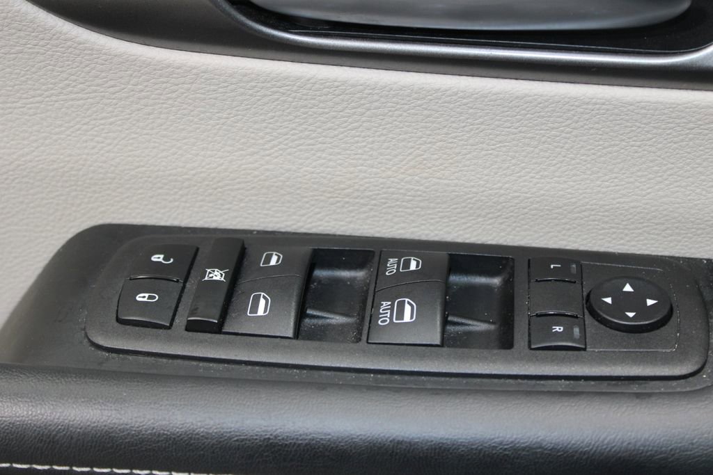 Used 2024 Chrysler Pacifica Touring-L image 23