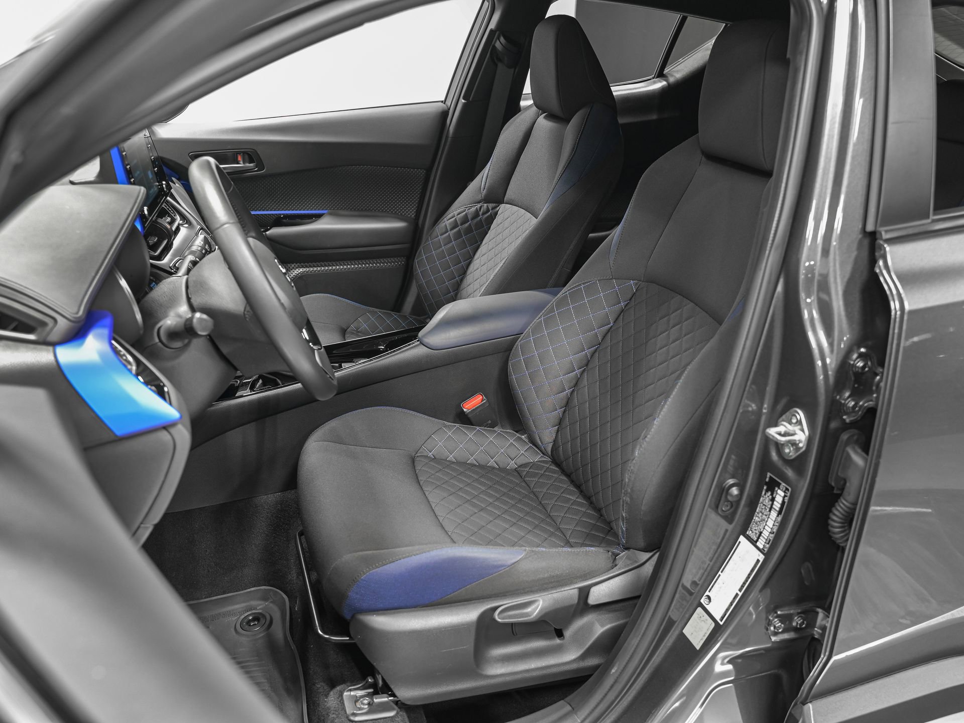 Used 2022 Toyota C-HR XLE image 15