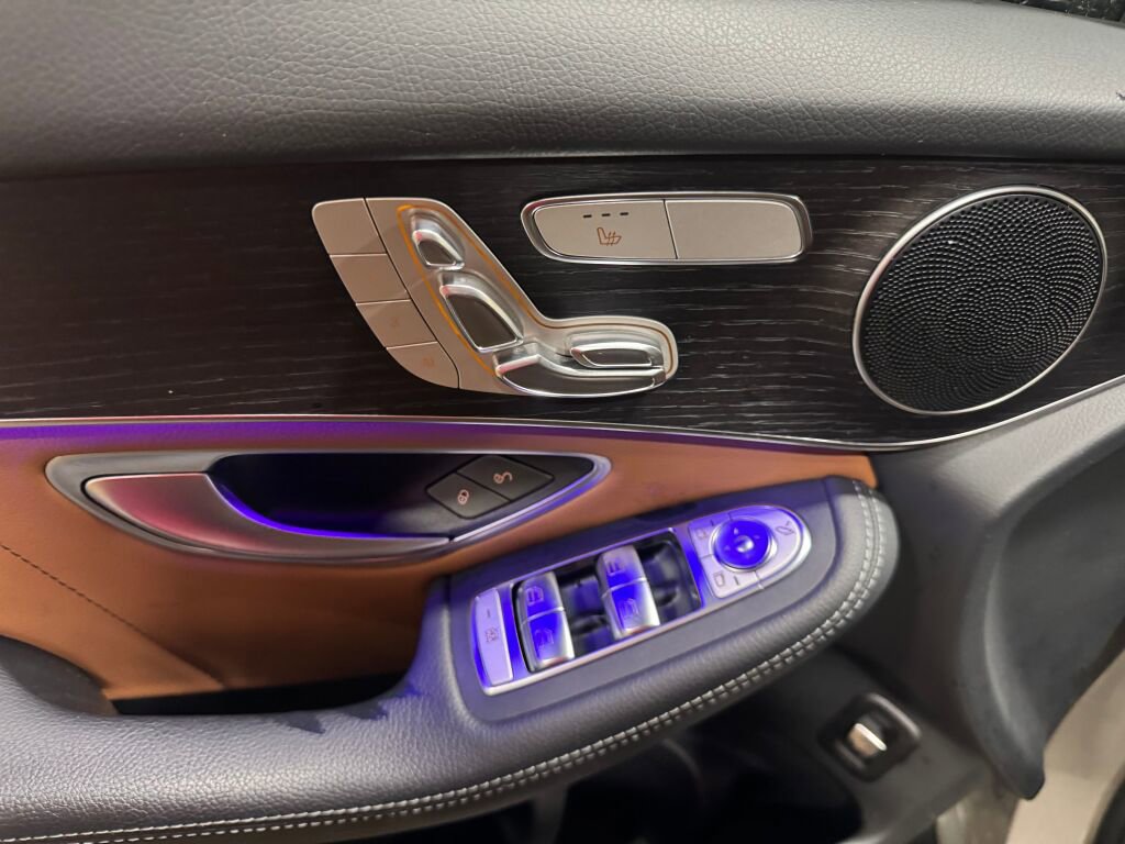 Used 2021 Mercedes-Benz GLC 300 4MATIC image 4