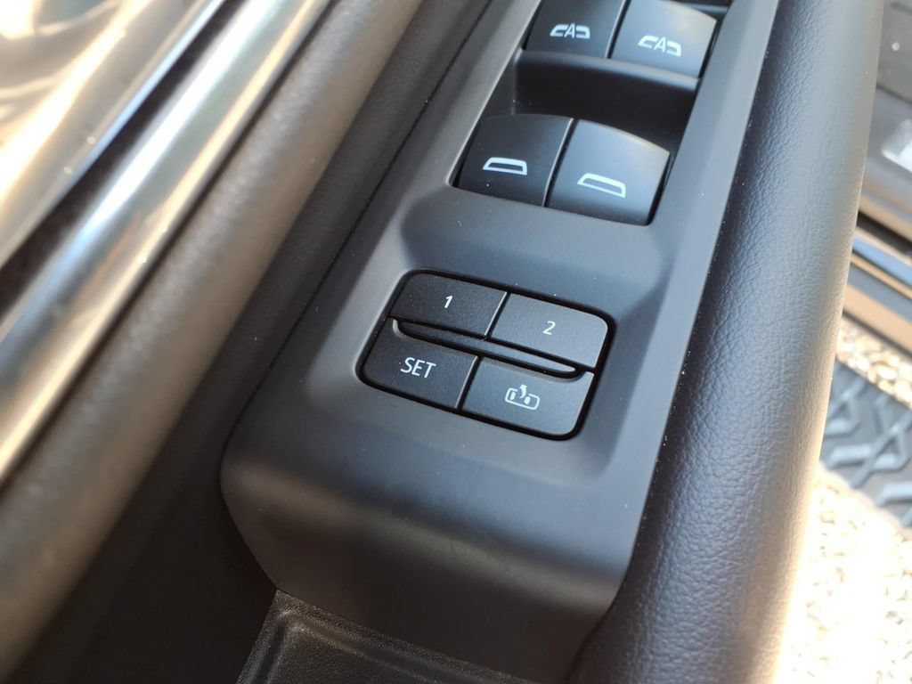 Used 2021 Chevrolet Tahoe Z71 w/ Luxury Package AWD/4WD image 21