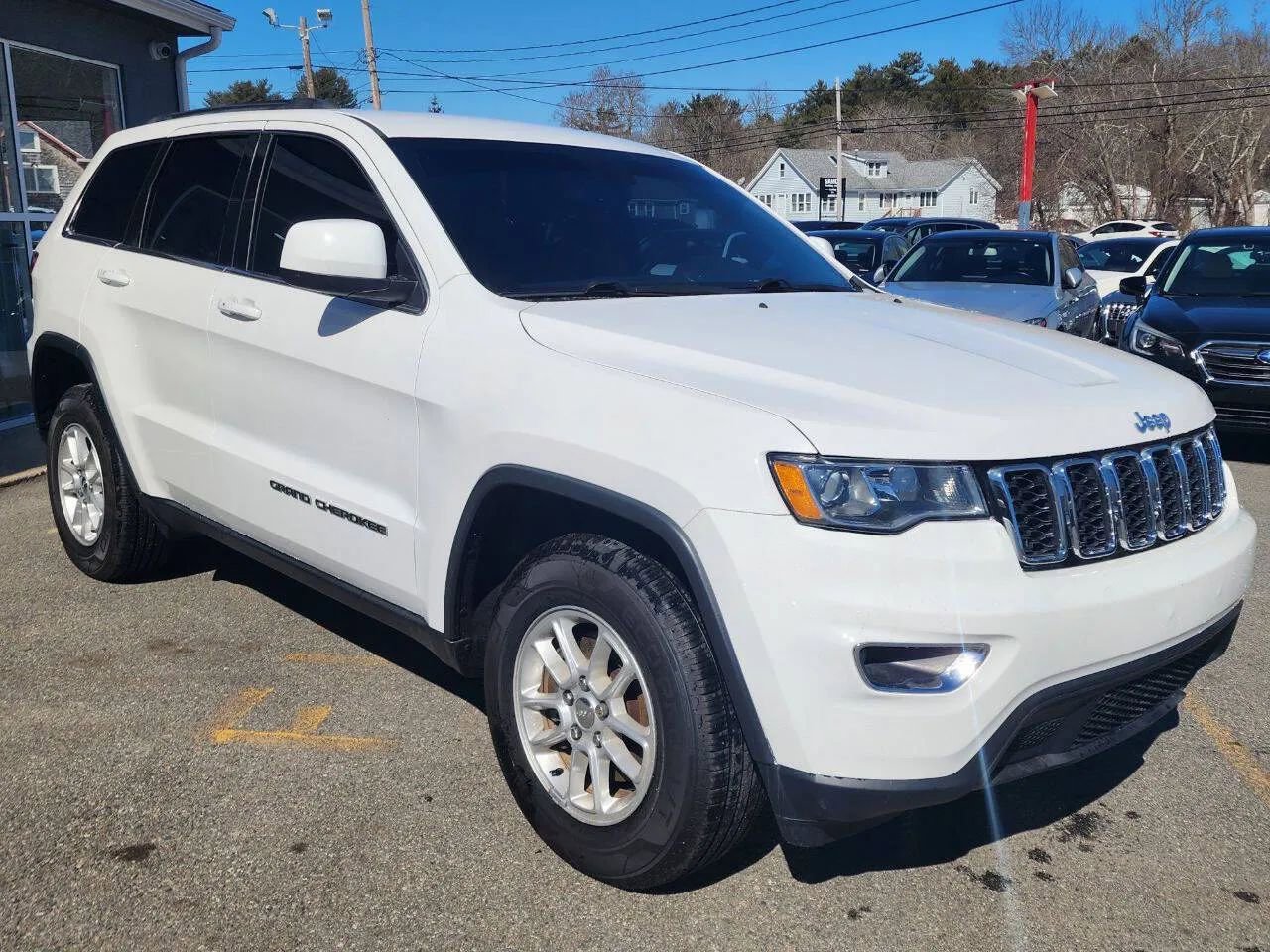 Used 2020 Jeep Grand Cherokee Laredo image 3