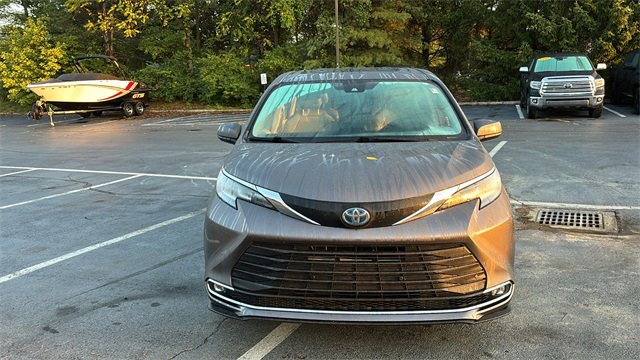 Used 2021 Toyota Sienna XLE image 12