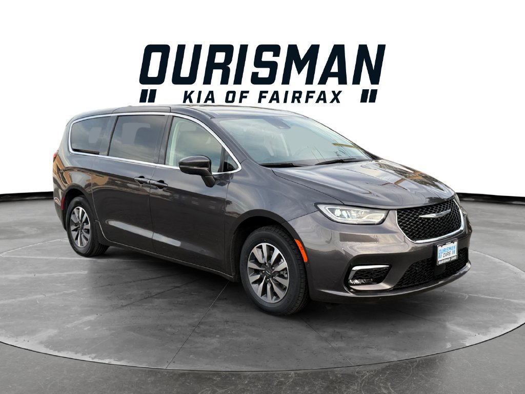 Used 2022 Chrysler Pacifica Touring-L w/ Uconnect Theater Family Group