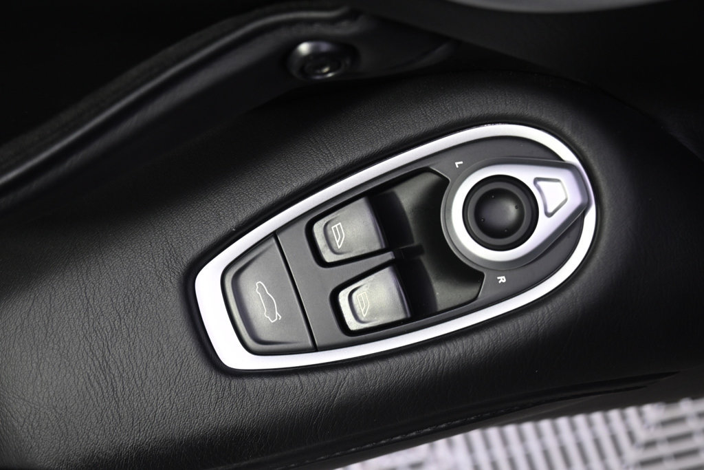 Used 2020 Aston Martin V8 Vantage Coupe RWD image 25