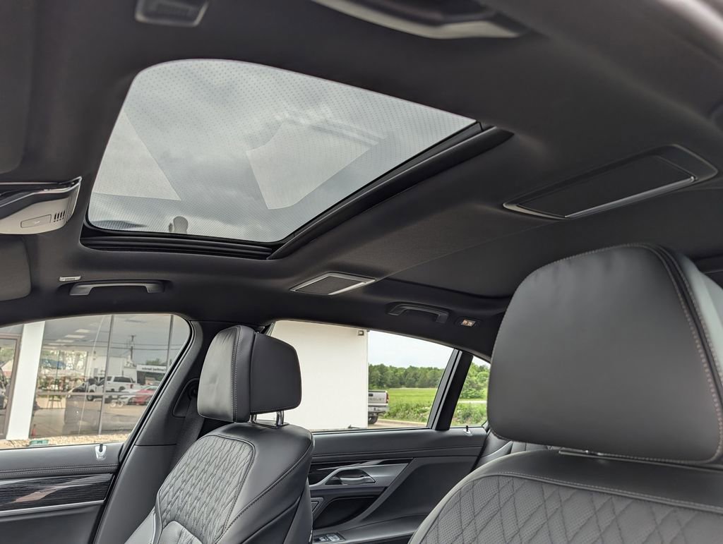 Used 2022 BMW 740i xDrive w/ M Sport Package image 30