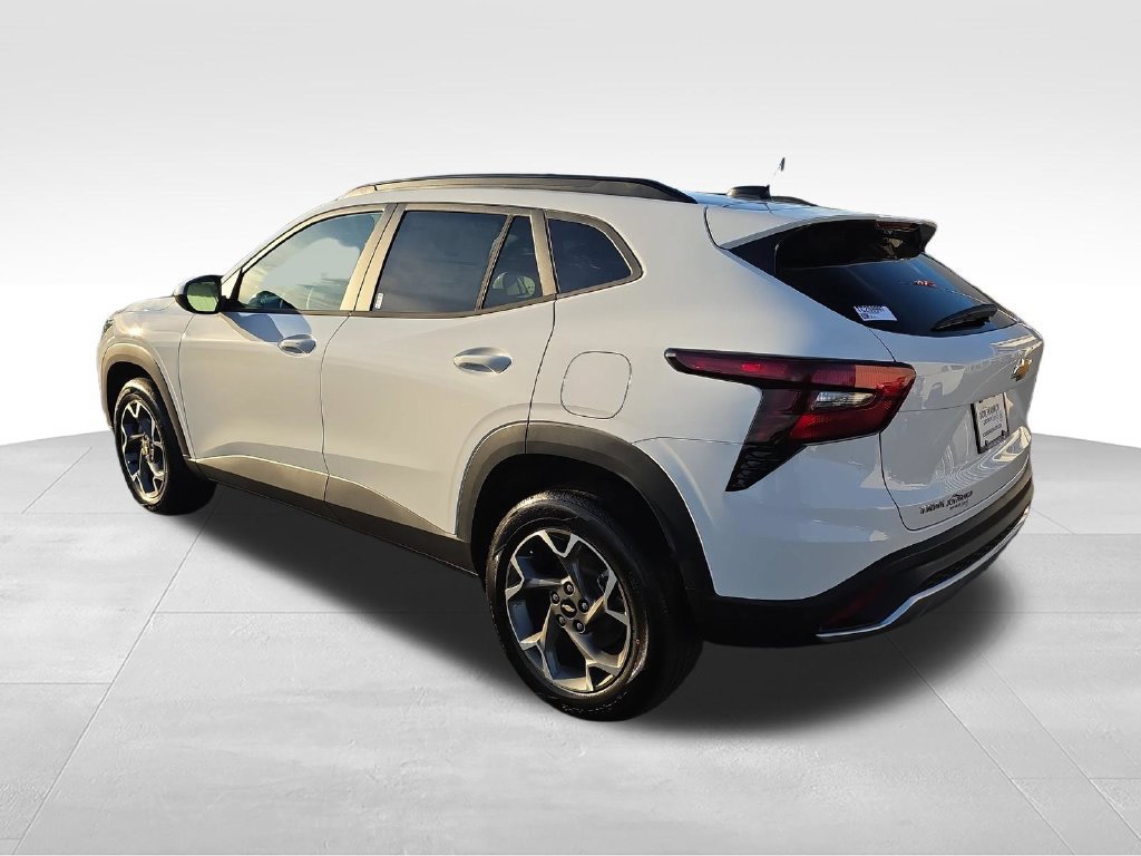 New 2026 Chevrolet Trax LT w/ LT Convenience Package FWD image 3