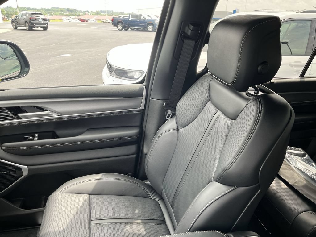 New 2026 Jeep Grand Wagoneer Limited AWD/4WD image 25