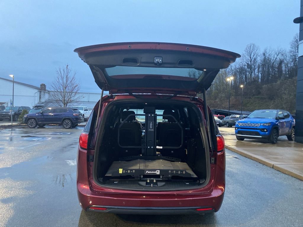 Certified 2020 Chrysler Pacifica Touring w/ S Appearance Package image 14