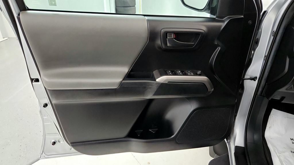 Certified 2022 Toyota Tacoma SR5 AWD/4WD image 22