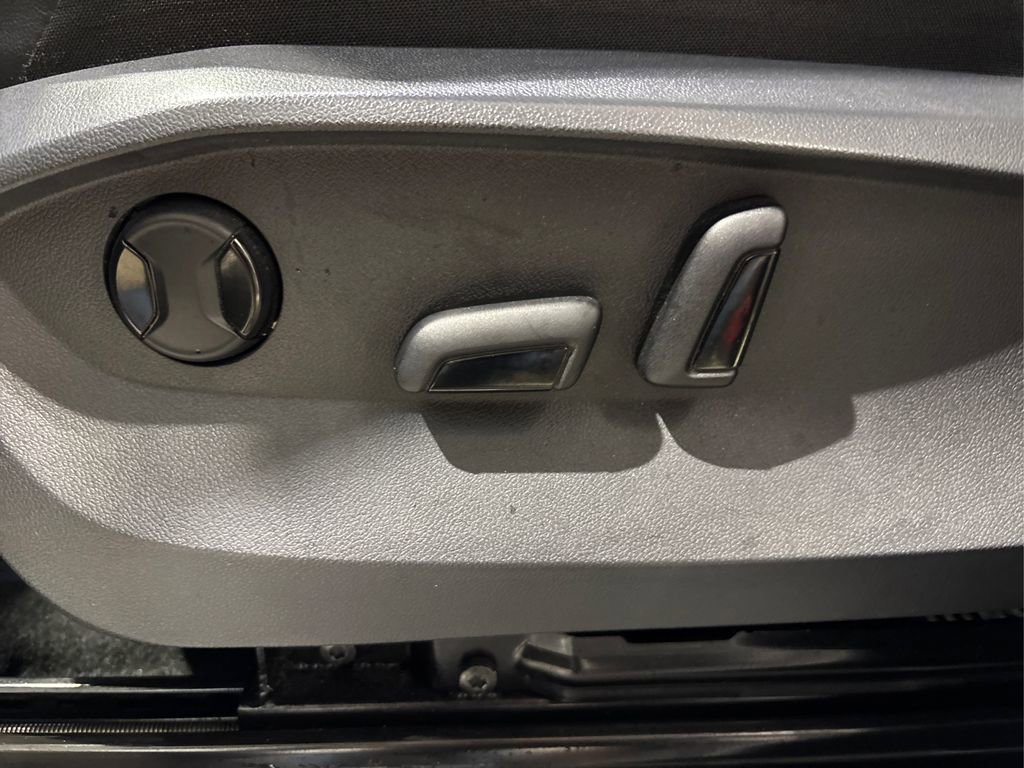 Used 2022 Volkswagen Tiguan SE R-Line image 38