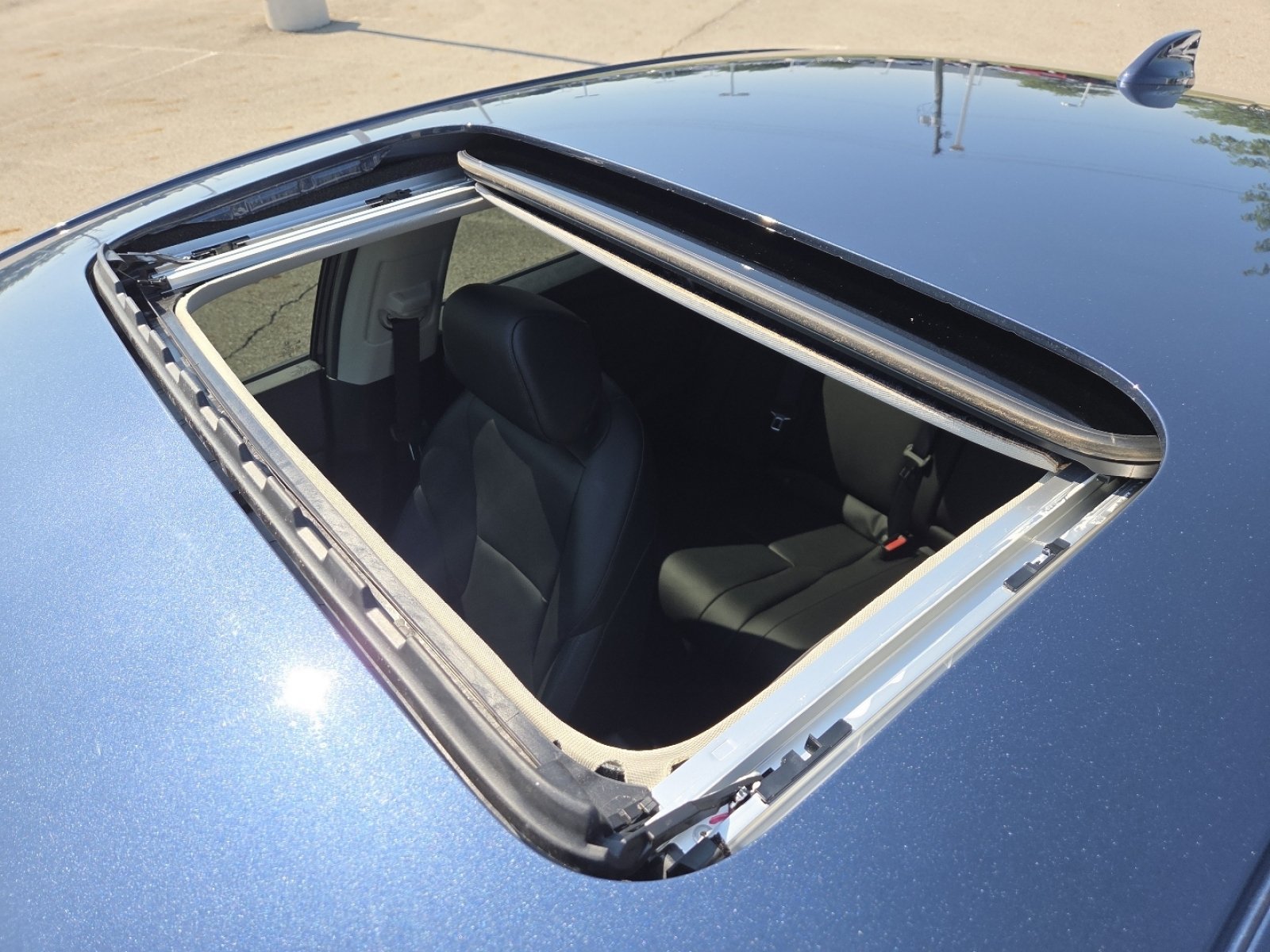 Used 2024 Honda Accord Touring image 3