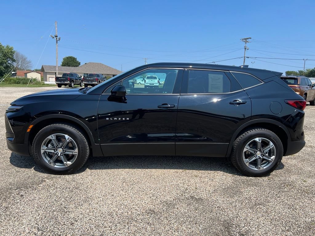 Used 2025 Chevrolet Blazer LT AWD/4WD image 2