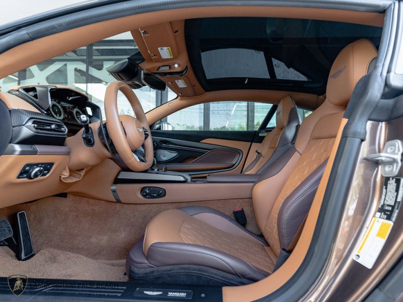 Used 2025 Aston Martin Vanquish image 24