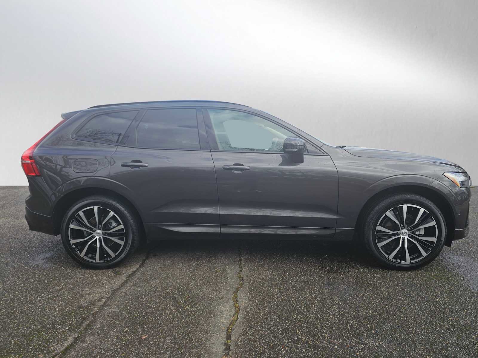 Certified 2025 Volvo XC60 B5 Plus image 2