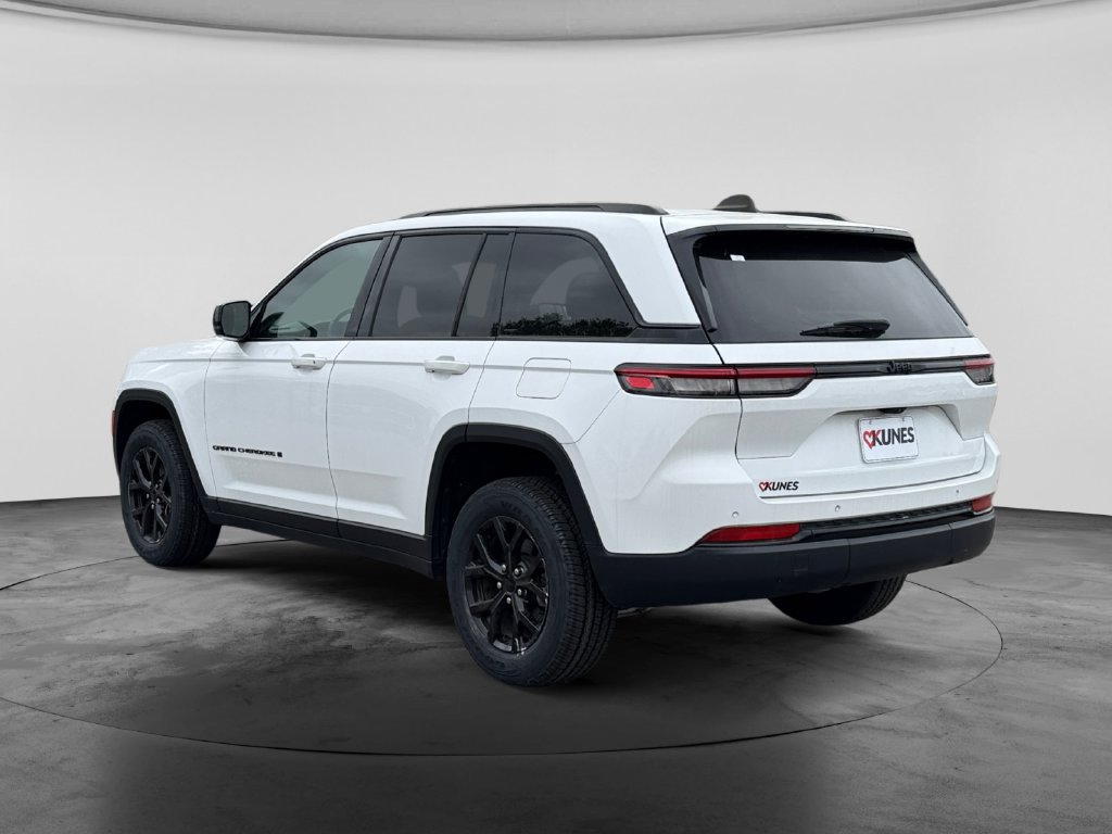 Used 2024 Jeep Grand Cherokee Altitude RWD image 6