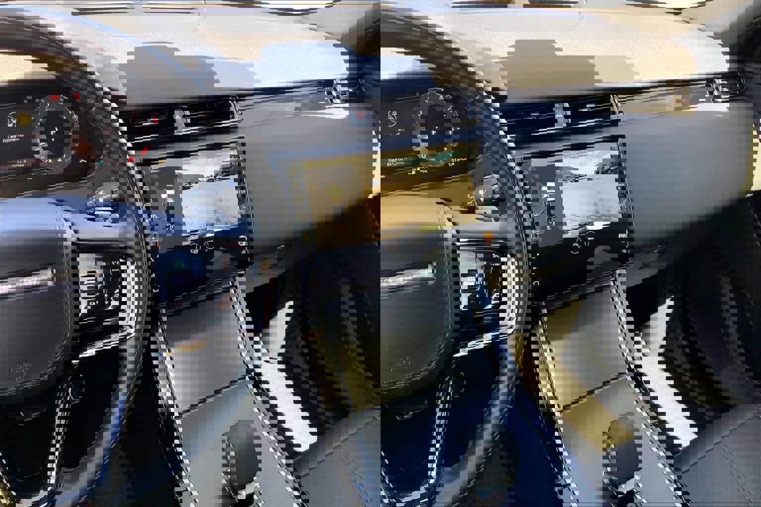 Used 2025 Land Rover Range Rover Velar Dynamic SE image 6