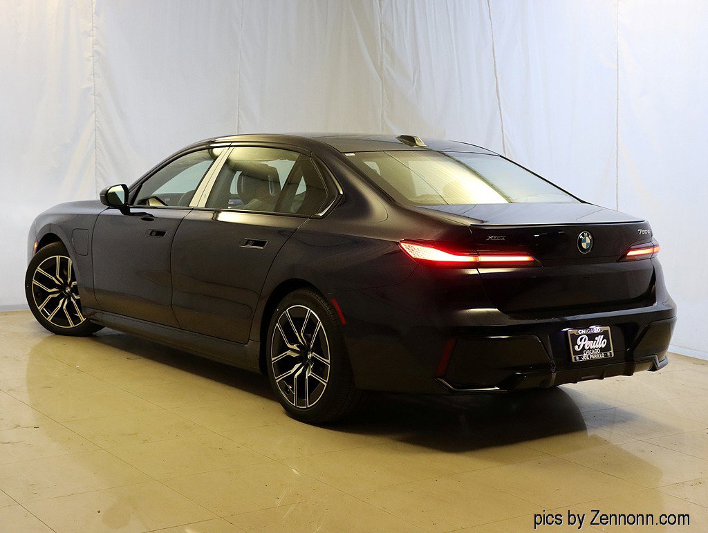 Used 2026 BMW 750e xDrive image 9