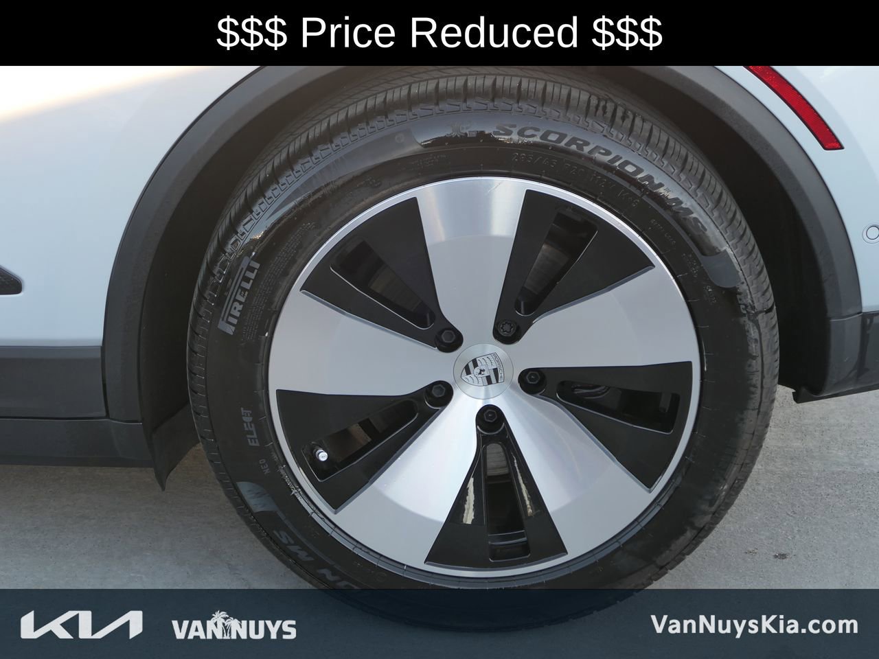 Used 2024 Porsche Macan 4 Electric image 9