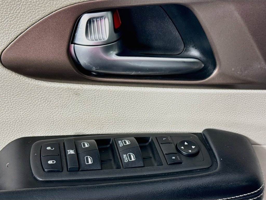 Used 2022 Chrysler Voyager LX FWD image 23