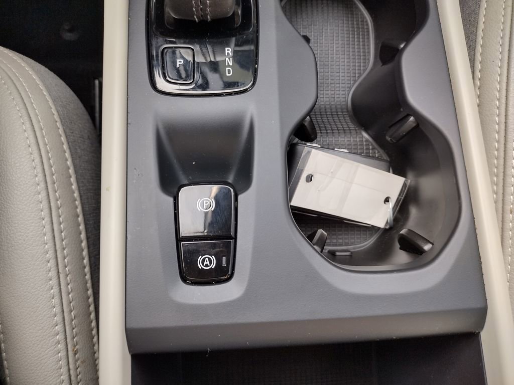 Used 2020 Volvo XC40 T4 Momentum FWD image 32