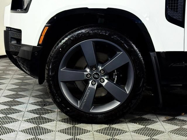 Used 2025 Land Rover Defender 110 V8 AWD/4WD image 13