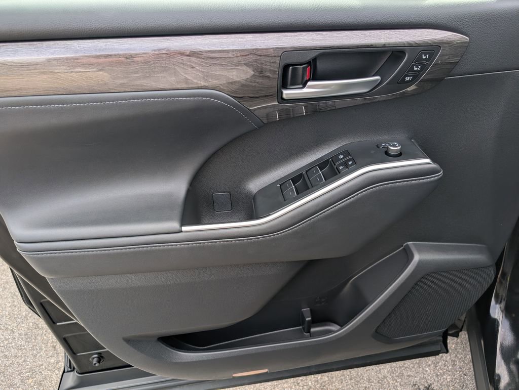 Used 2024 Toyota Highlander Platinum image 15