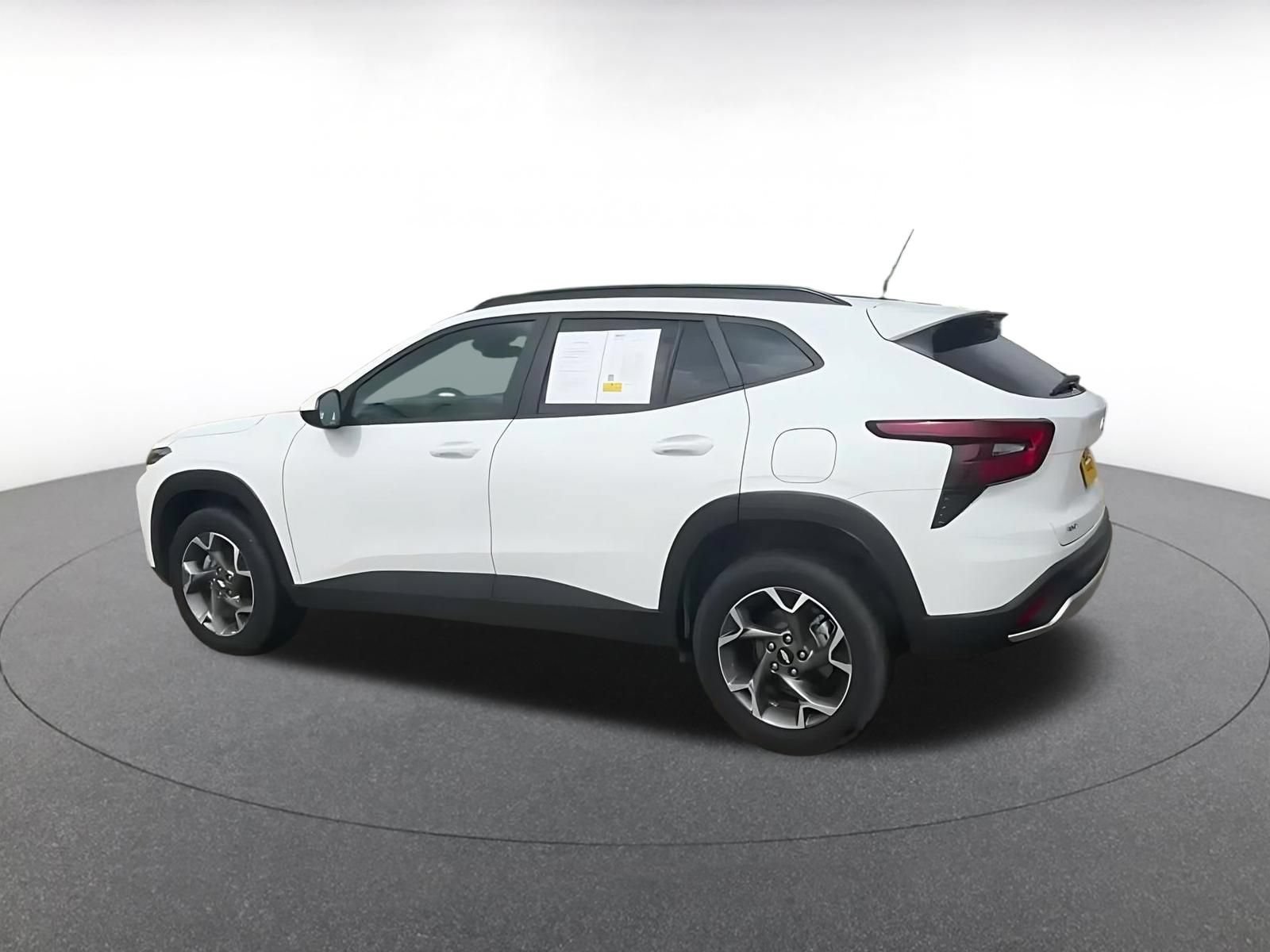 Used 2025 Chevrolet Trax LT FWD image 10