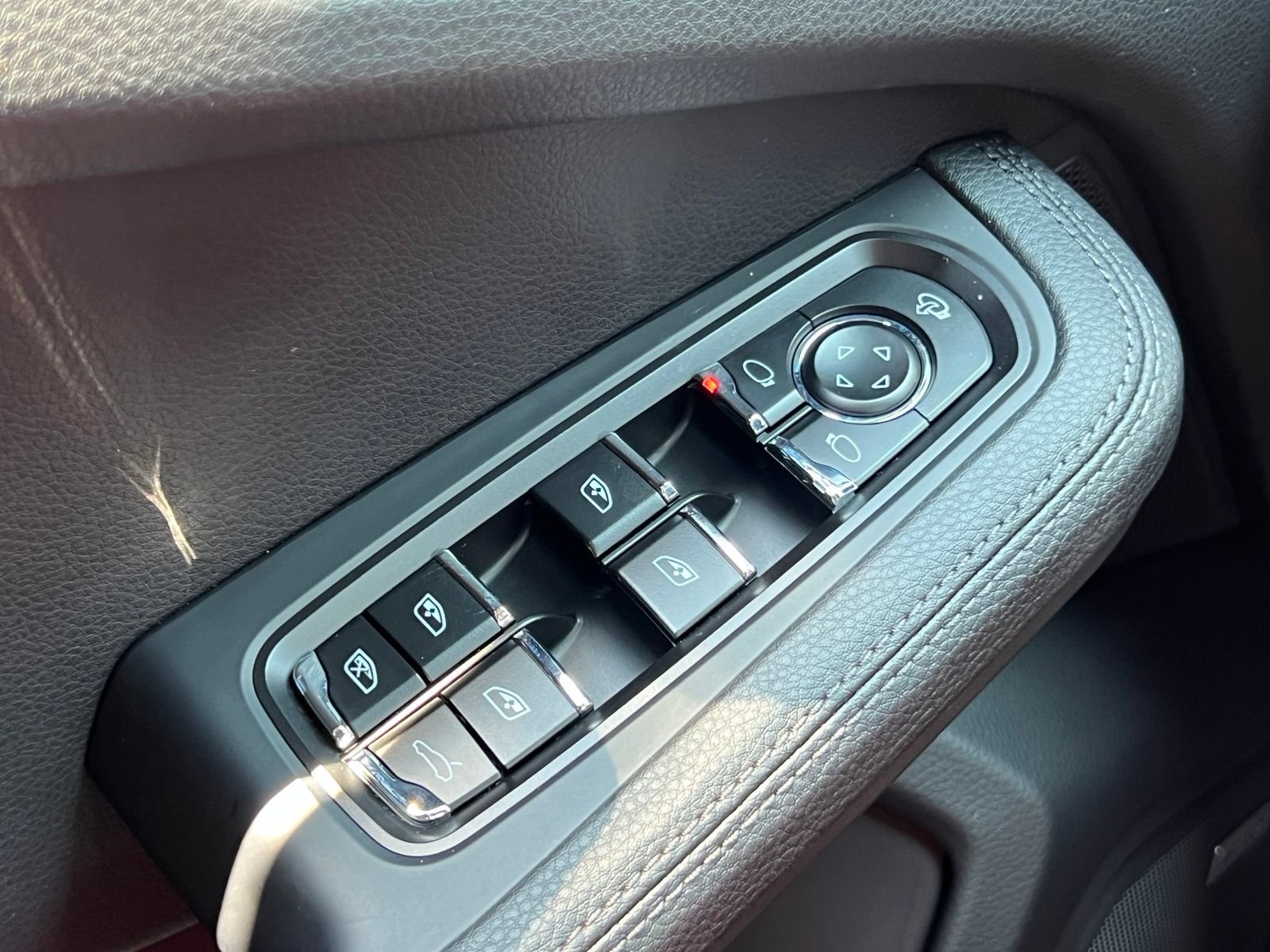 Certified 2025 Porsche Macan S AWD/4WD image 34