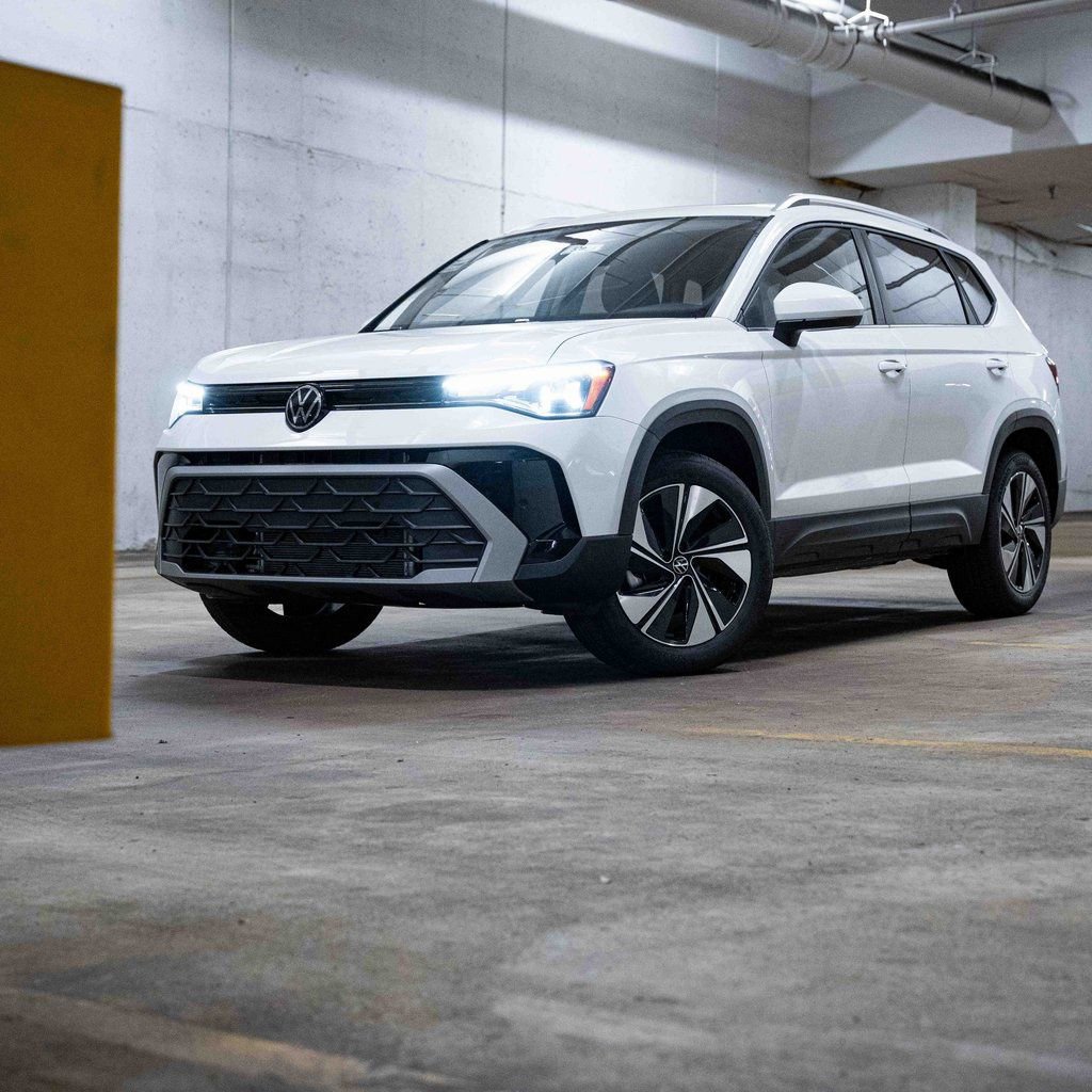 New 2025 Volkswagen Taos SE image 1