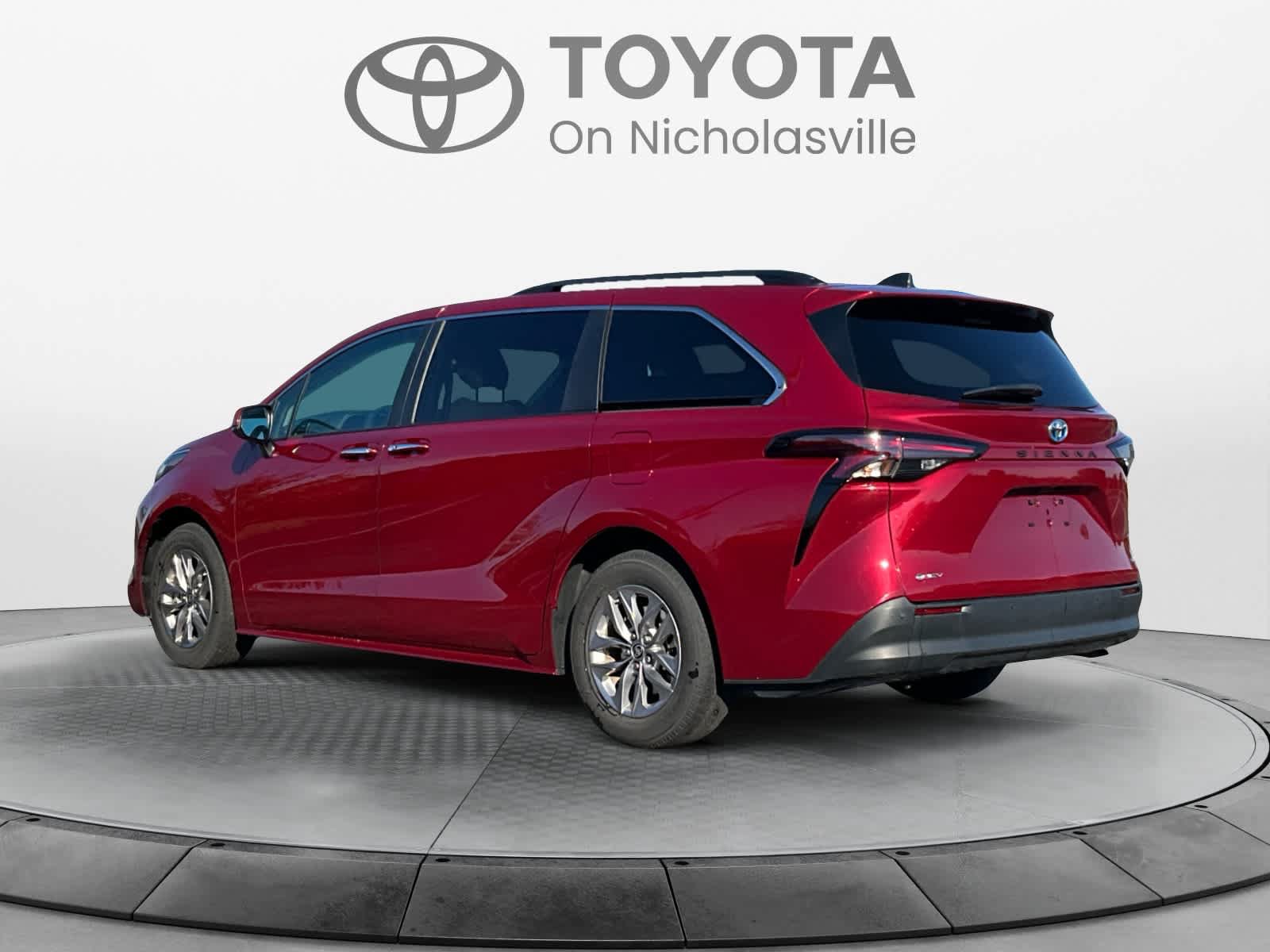 Used 2025 Toyota Sienna XLE FWD image 3