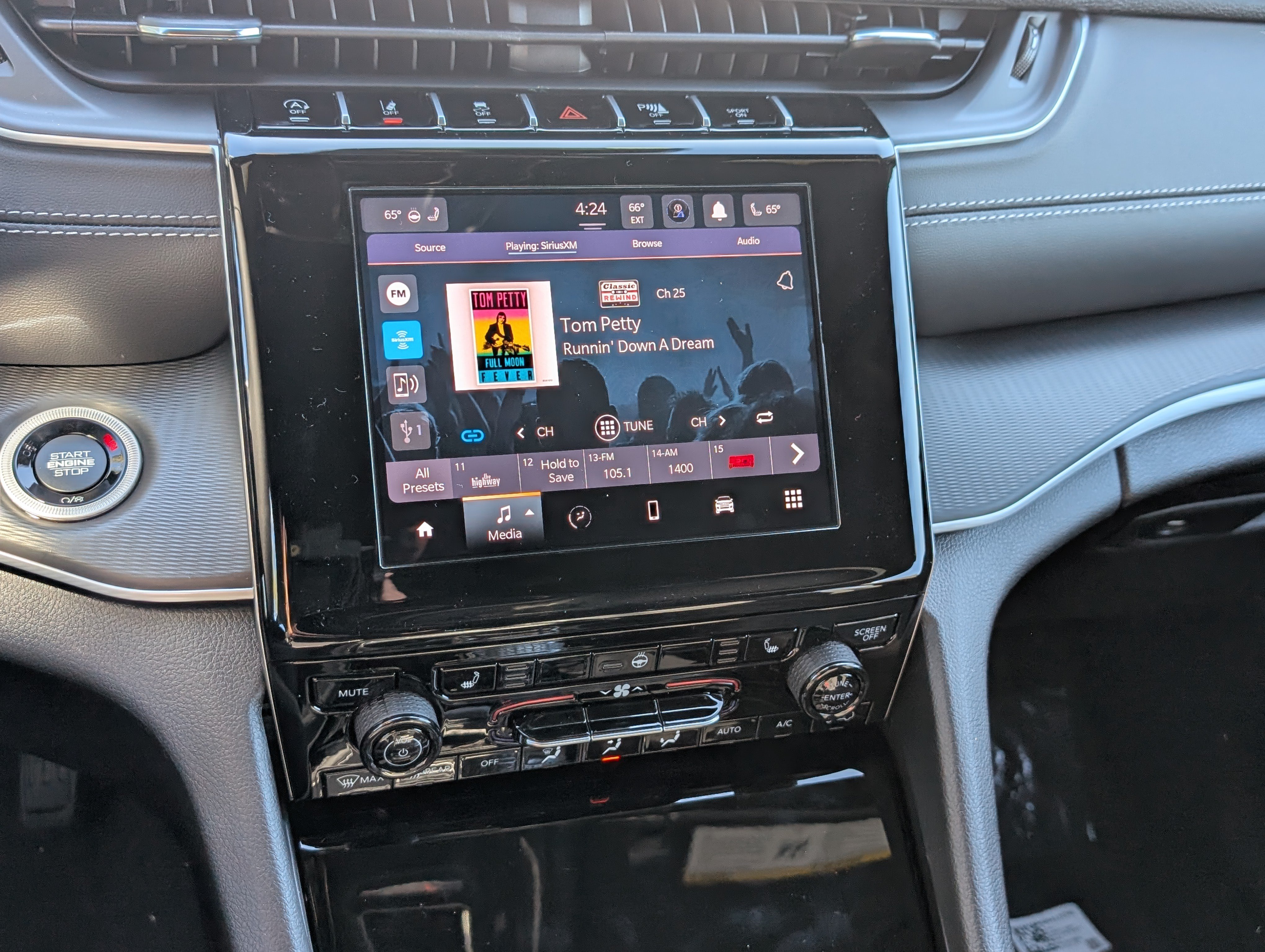 New 2025 Jeep Grand Cherokee Laredo X w/ Luxury Tech Group I AWD/4WD image 28