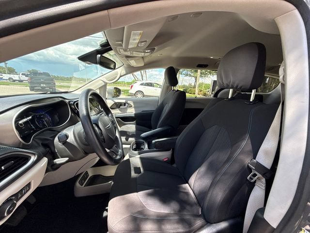 Used 2021 Chrysler Pacifica Touring FWD image 7