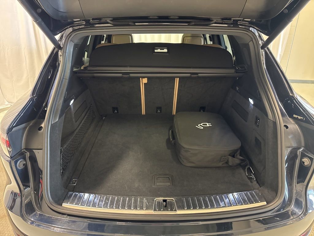 Certified 2023 Porsche Cayenne Platinum Edition image 37
