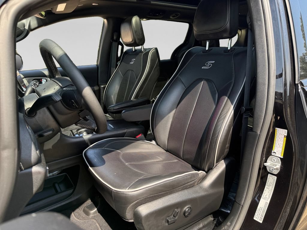 Used 2025 Chrysler Pacifica Limited FWD image 21