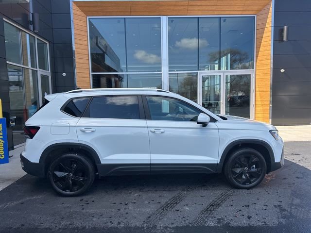 Used 2025 Volkswagen Taos SE image 10