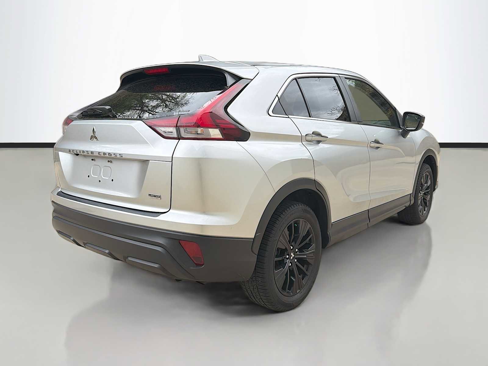Used 2022 Mitsubishi Eclipse Cross LE AWD/4WD image 3