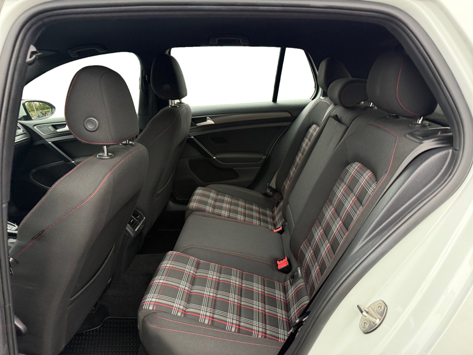 Used 2018 Volkswagen Golf 4-Door image 16