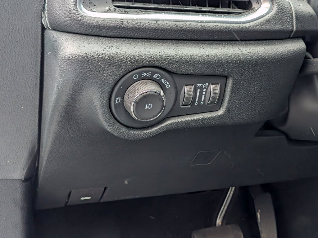Used 2025 Chrysler Pacifica Limited FWD image 15
