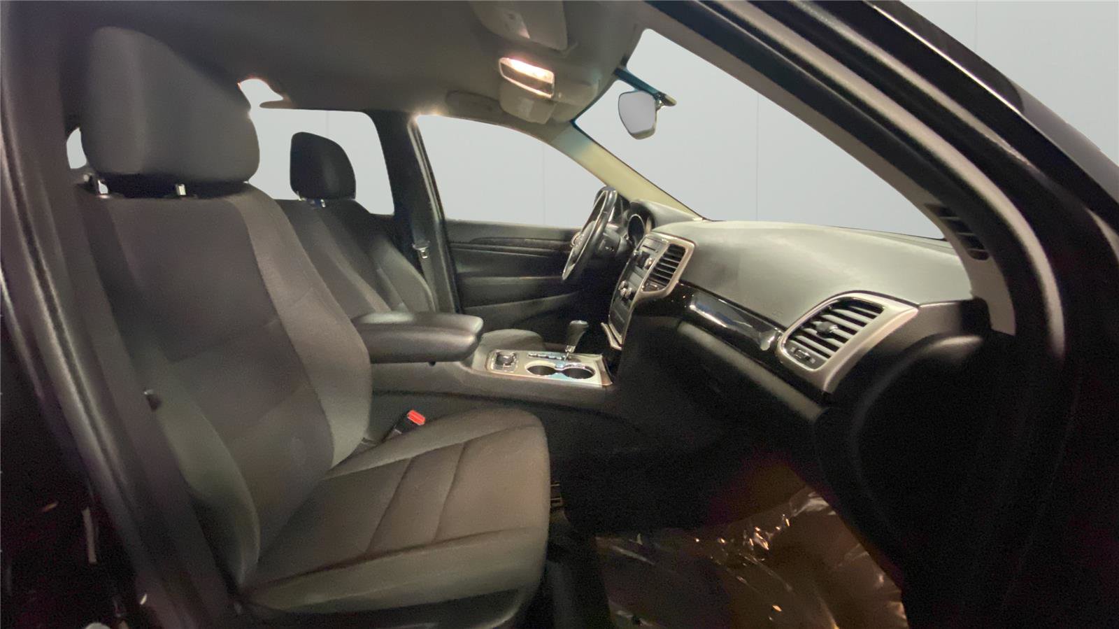 Used 2012 Jeep Grand Cherokee Laredo w/ Laredo E Group AWD/4WD image 12