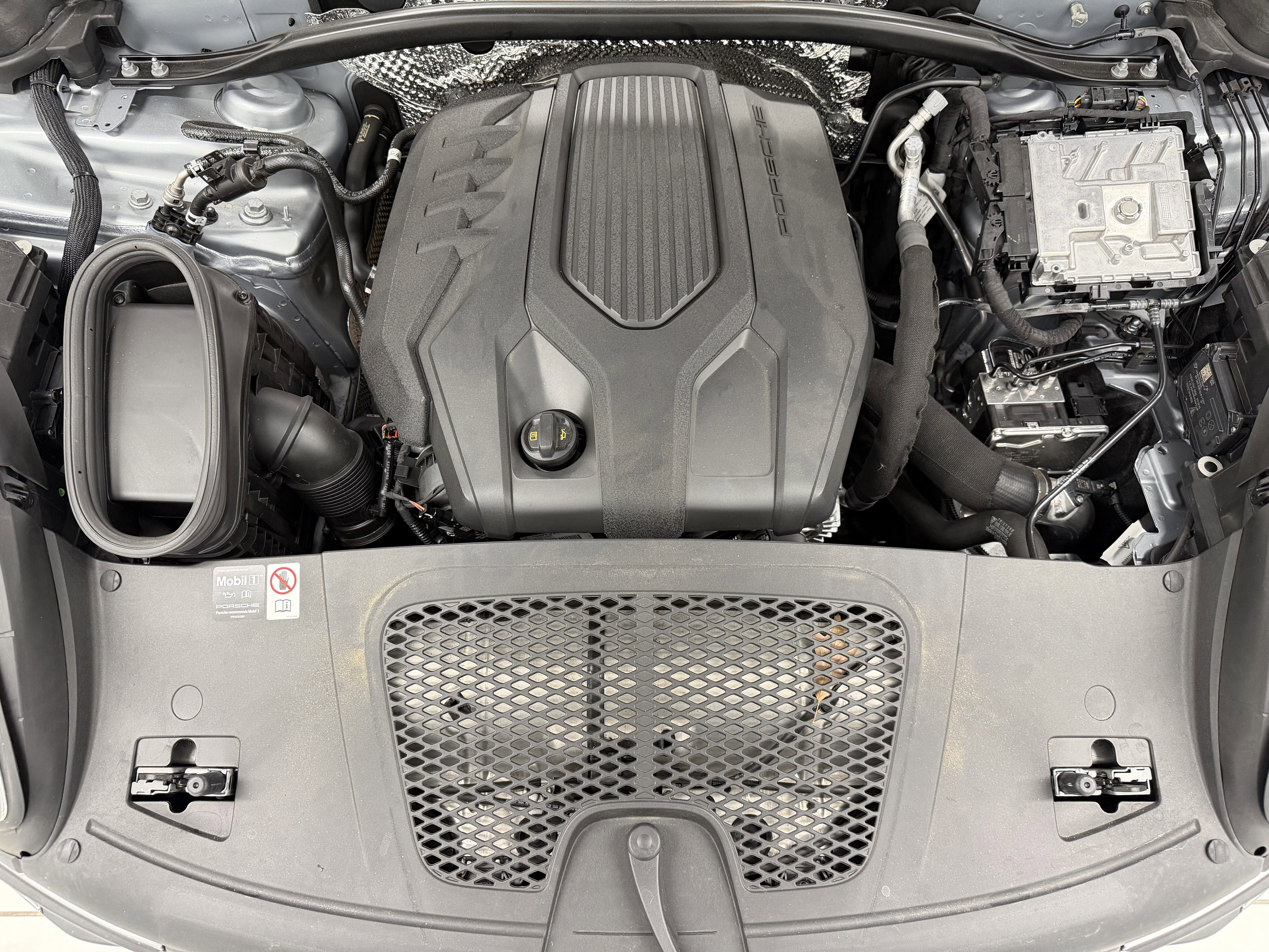 Certified 2025 Porsche Macan image 57