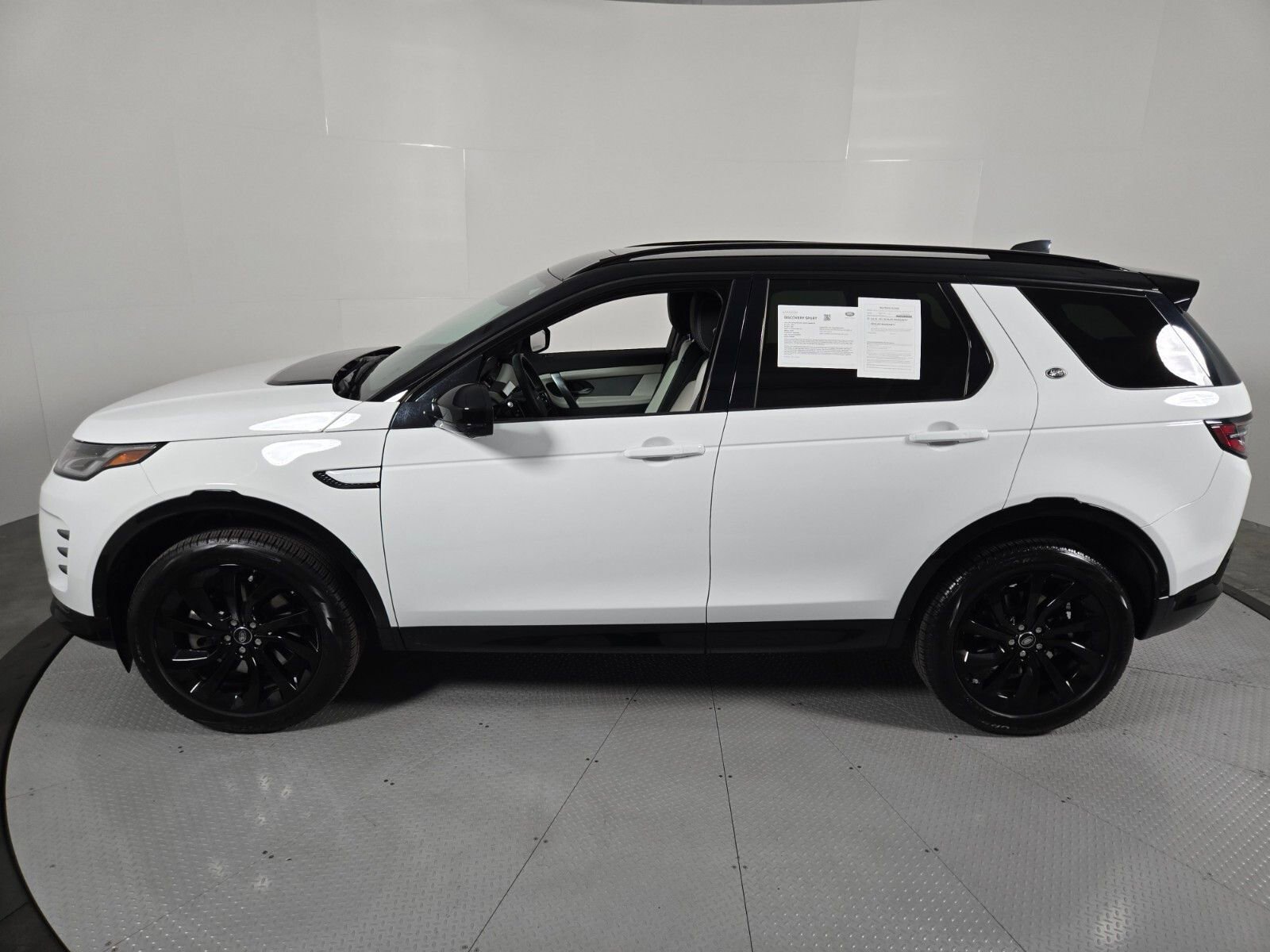 Used 2025 Land Rover Discovery Sport Dynamic SE AWD/4WD image 33