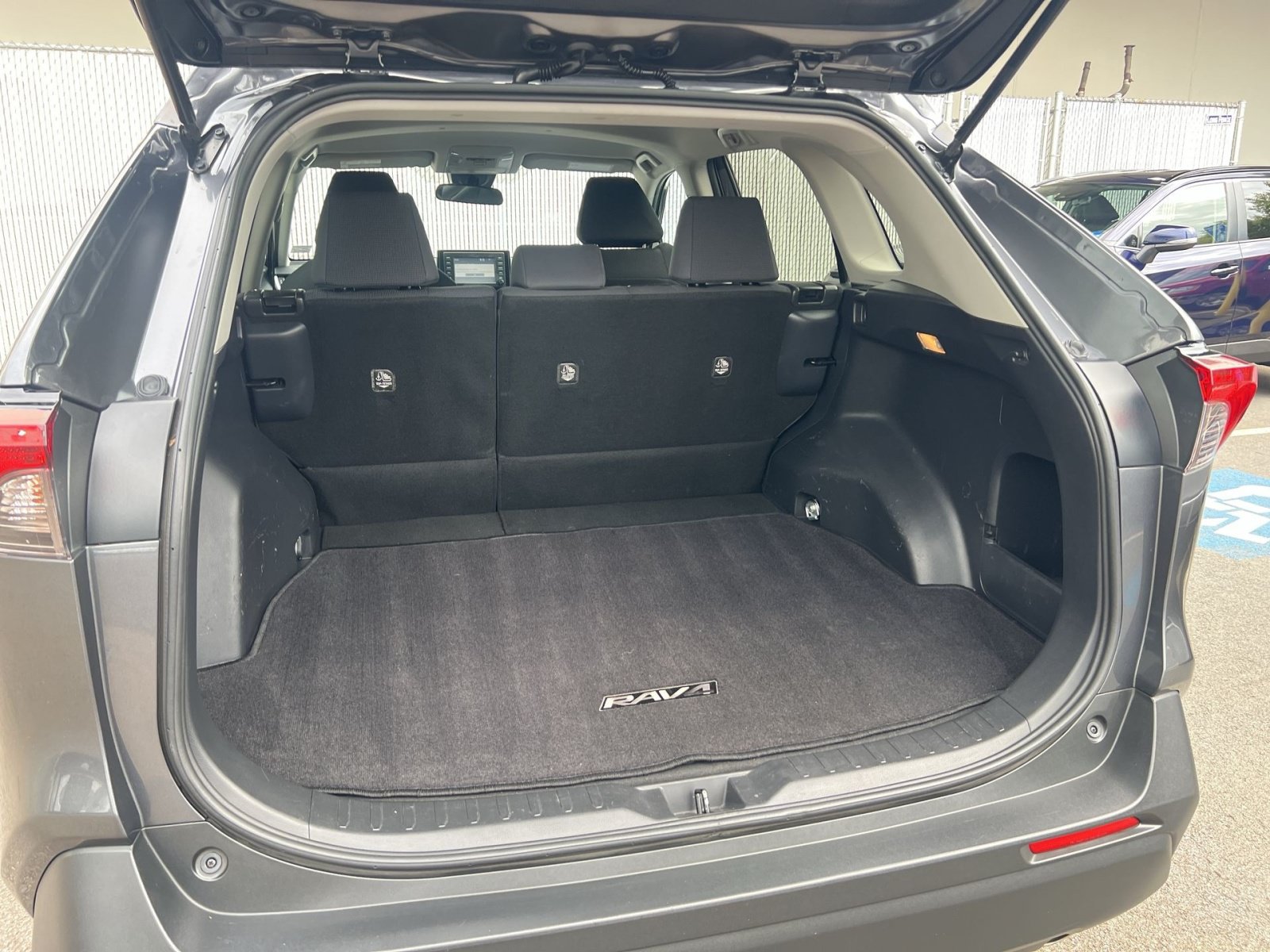 Used 2019 Toyota RAV4 LE AWD/4WD image 26