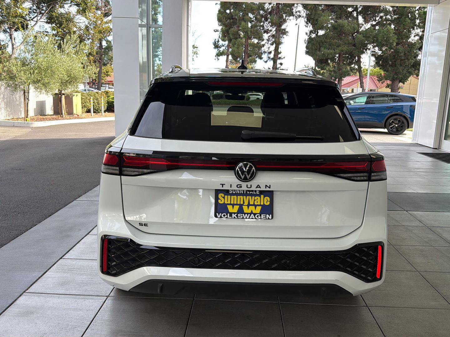 Certified 2026 Volkswagen Tiguan SE R-Line FWD image 4