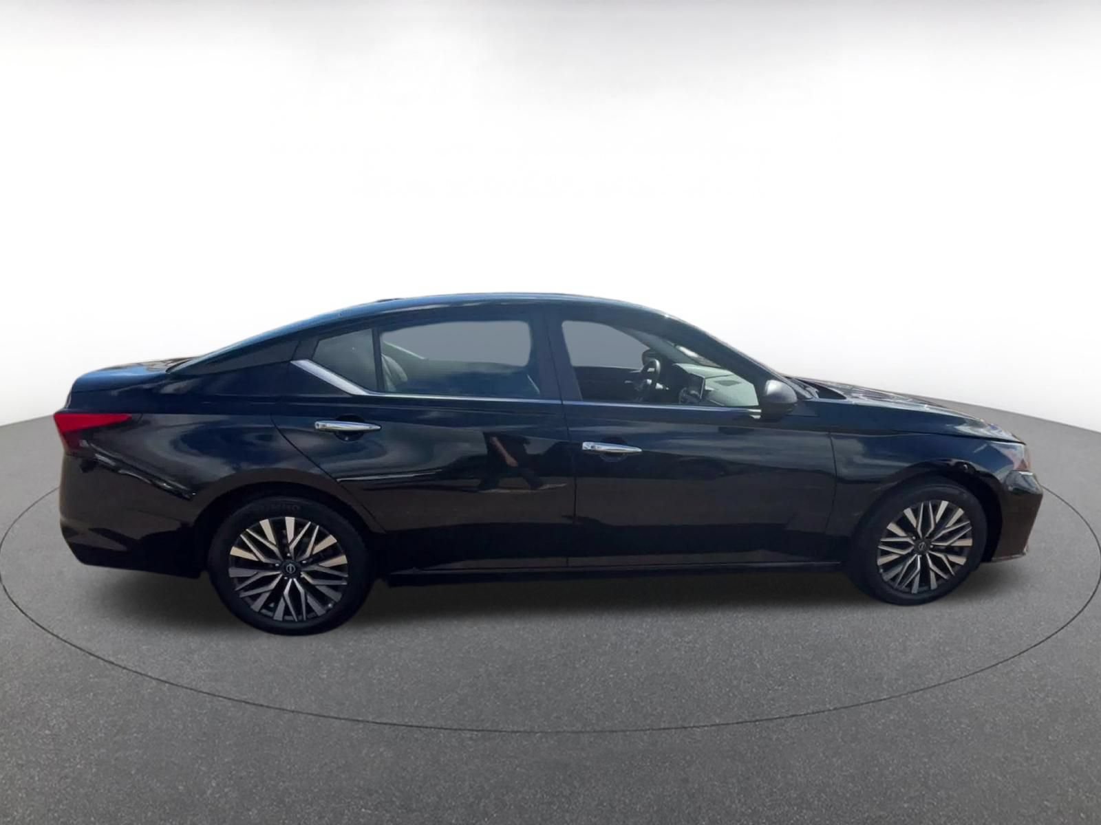 Used 2024 Nissan Altima 2.5 SV FWD image 15