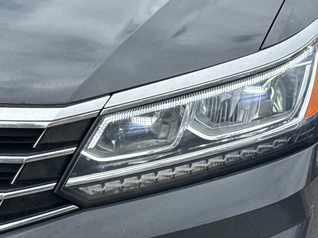 Used 2016 Volkswagen Passat 1.8T R-Line w/ R-Line Lighting Package image 10
