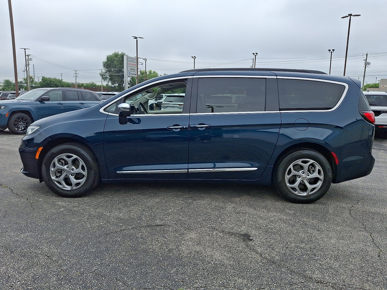 Used 2022 Chrysler Pacifica Limited w/ Uconnect Theater Family Group AWD/4WD image 7