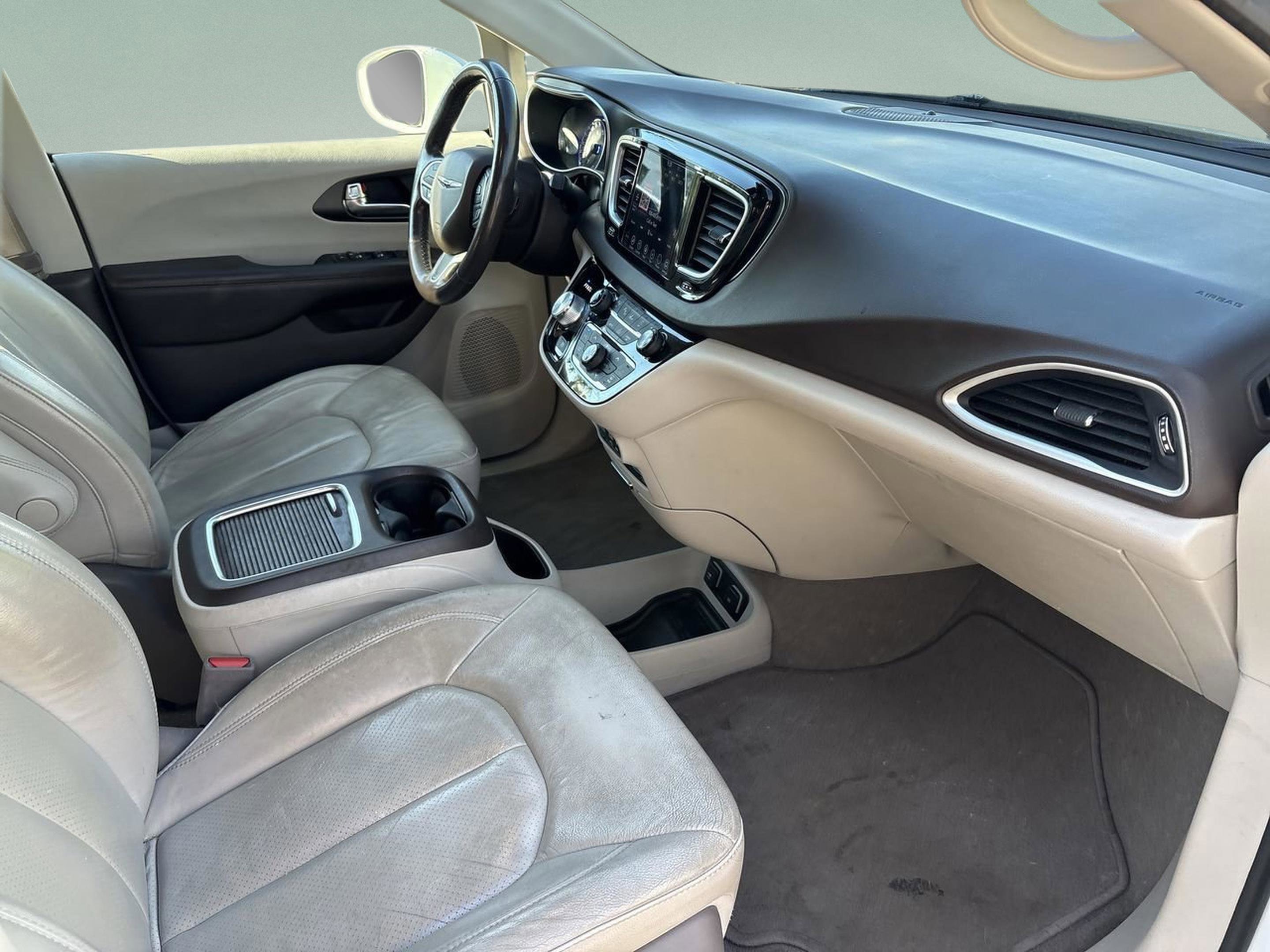 Used 2020 Chrysler Pacifica Touring-L Plus w/ Tire & Wheel Group image 20