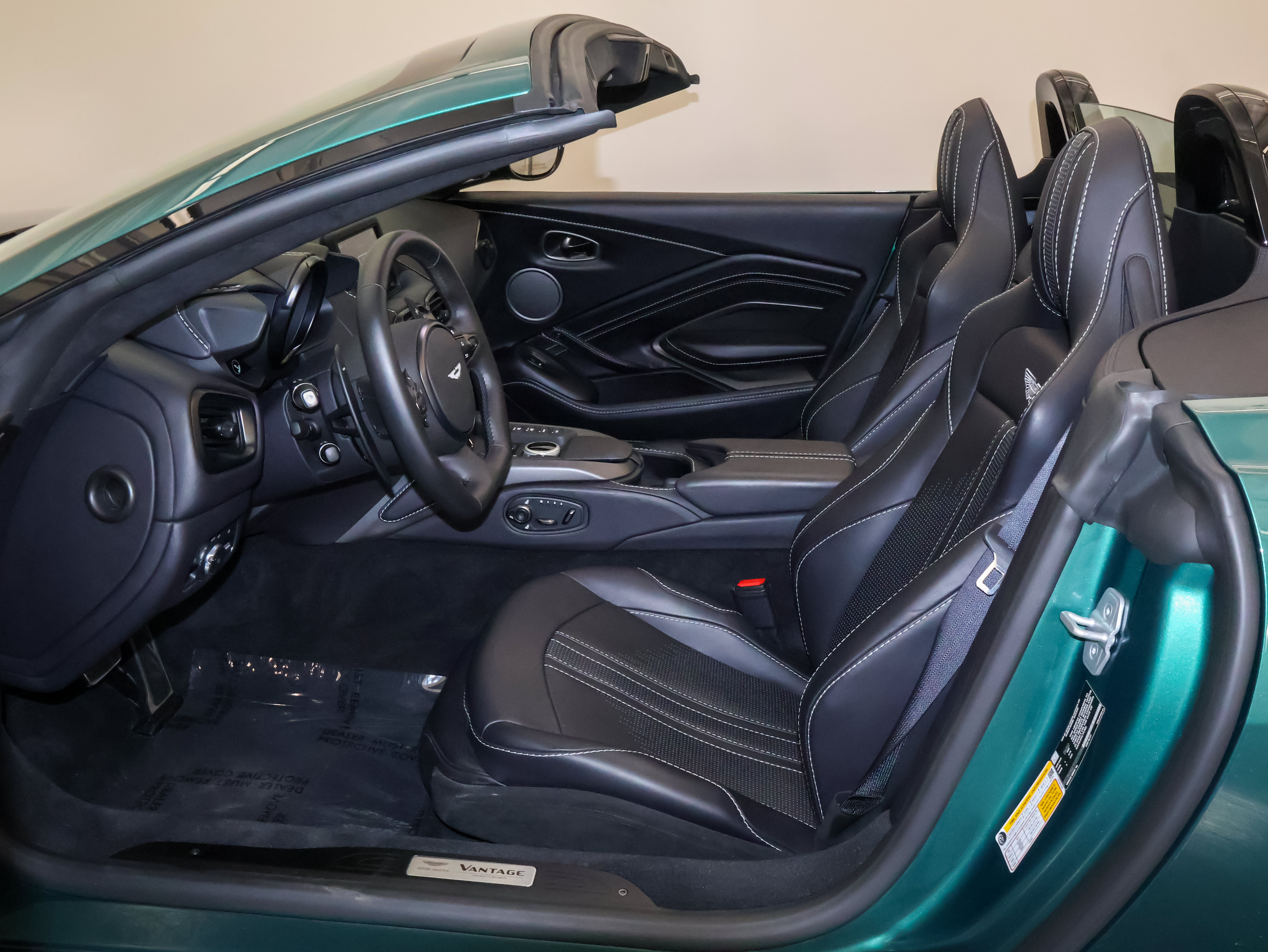Used 2023 Aston Martin V8 Vantage Roadster RWD image 13