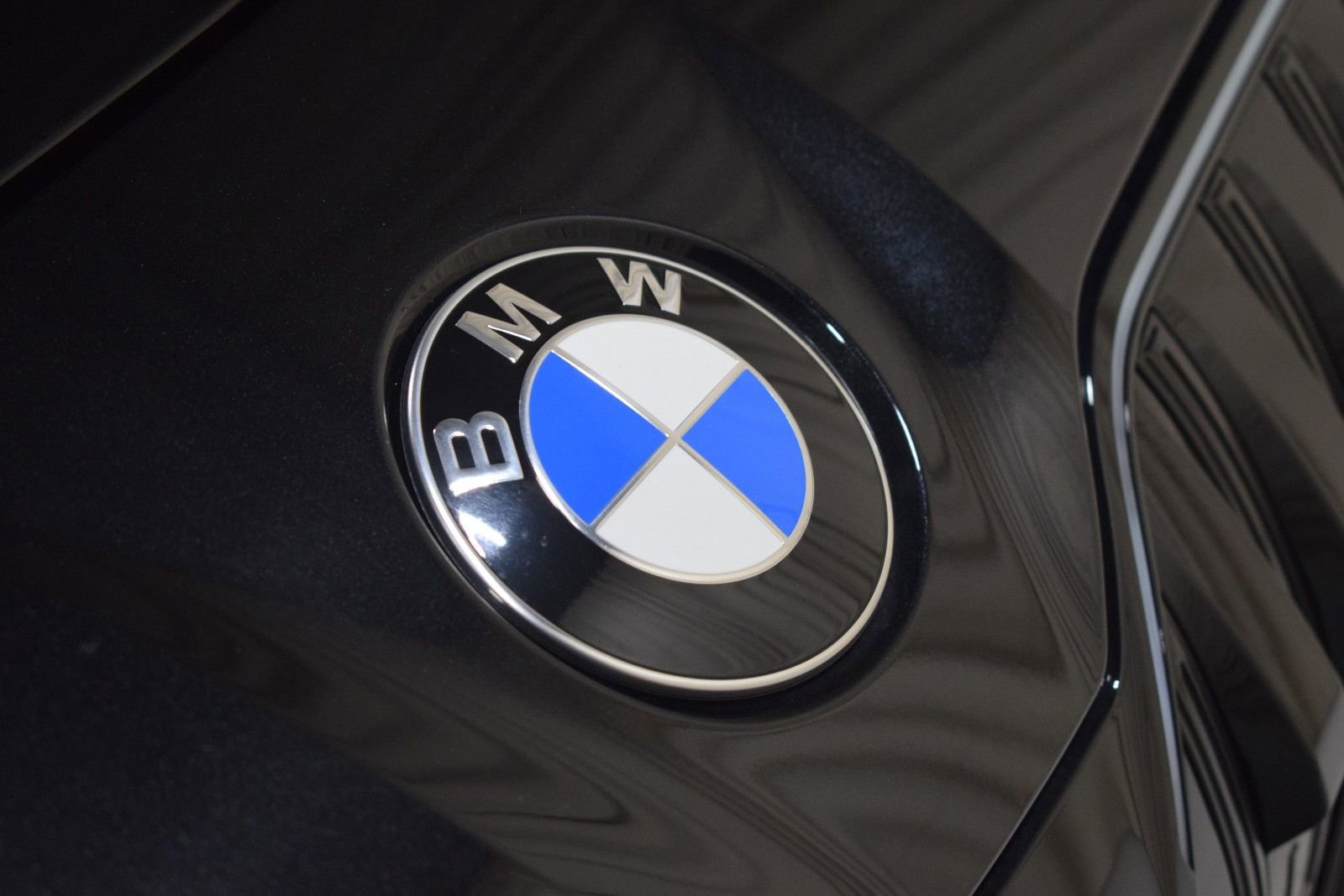 Used 2025 BMW 740i xDrive image 3