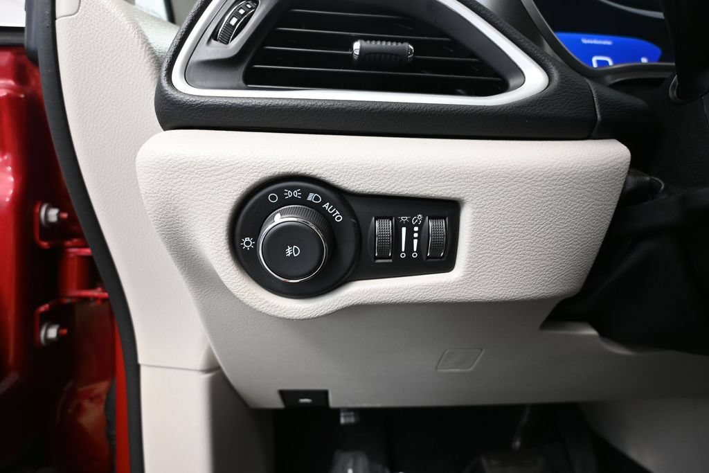 Used 2024 Chrysler Pacifica Touring-L FWD image 30